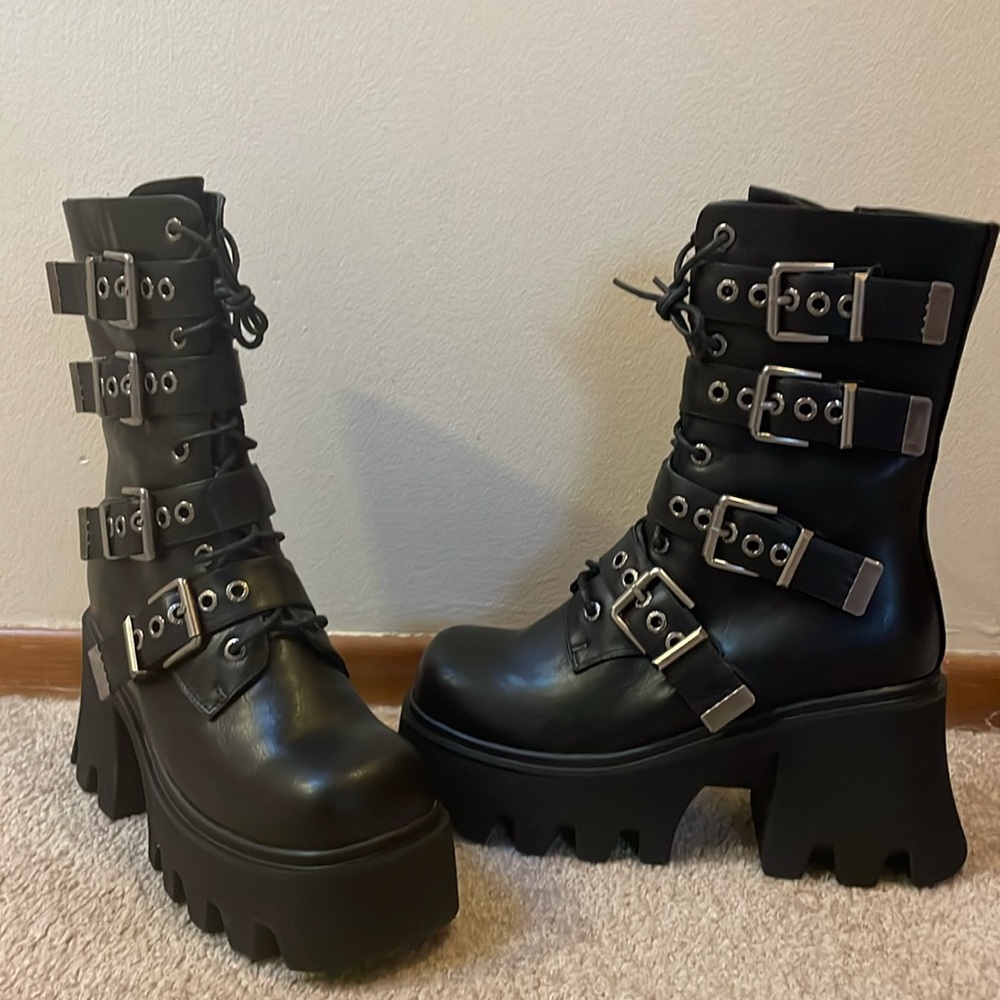 HYSTERIA CHUNKY PLATFORM ANKLE BOOTS Size 9 New New New!